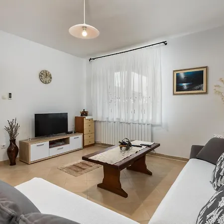 2 Bedroom Gorgeous In Διαμέρισμα Kostrena
