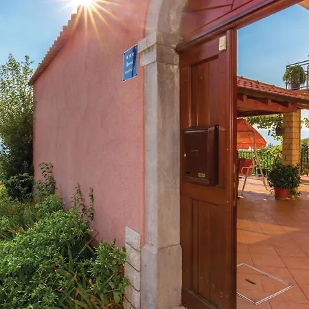 2 Bedroom Gorgeous In Appartamento Kostrena