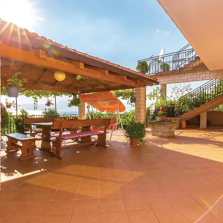 2 Bedroom Gorgeous In Appartamento Kostrena